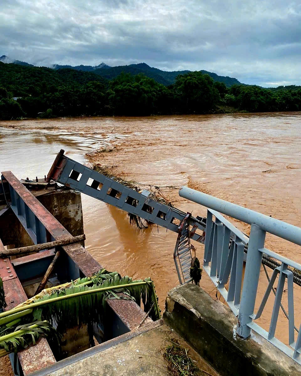 Cả 3 cầu treo ở một xã miền núi Nghệ An đều bị lũ cuốn trôi